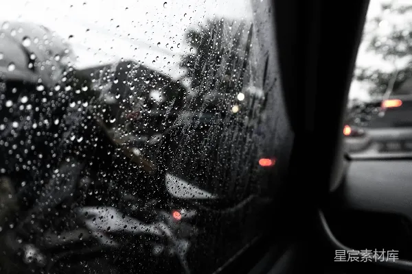 高清摄影 汽车内透过雨刷后的雨幕景象