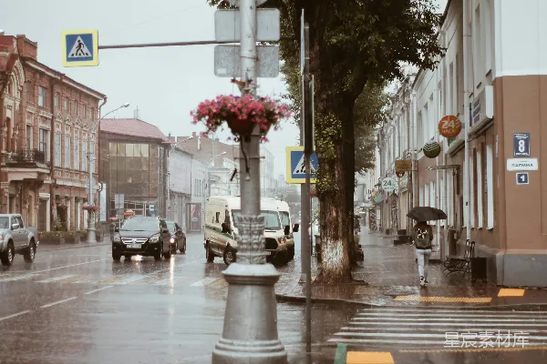 高清摄影 雨天一条街道上车水马龙