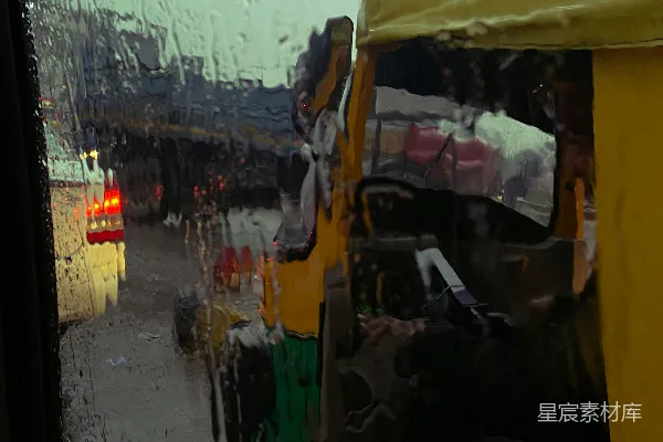 高清摄影 车里从一条雨中的街道上看到的景色