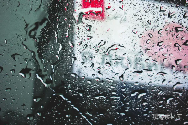 高清摄影 透过雨淋的窗户拍摄的一张照片