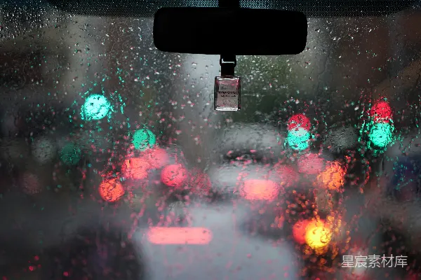 高清摄影 透过雨帘看城市街道的一景