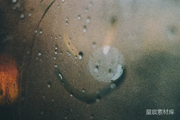 高清摄影 窗玻璃上滚动的雨滴与螺旋状的画作。