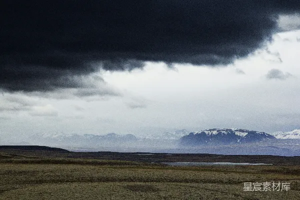 高清摄影 一大片田地，背景是山峦。