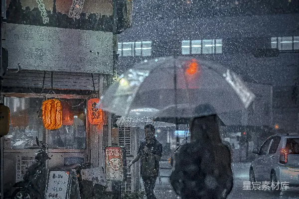高清摄影 一个女人在雨中打着伞行走