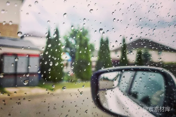 高清摄影 雨天汽车的侧视镜