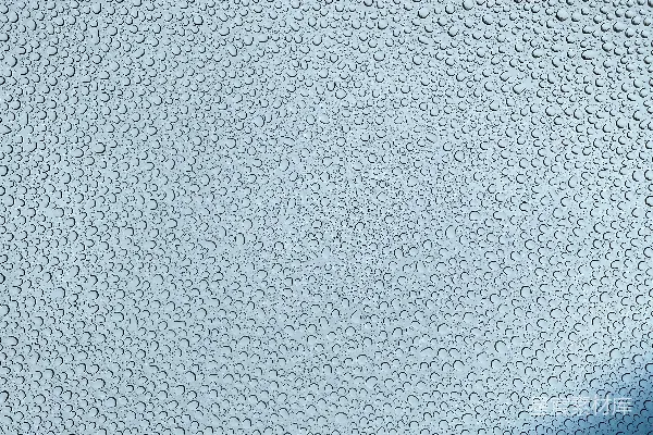 高清摄影 窗户上的近景，有水珠滴在其上。