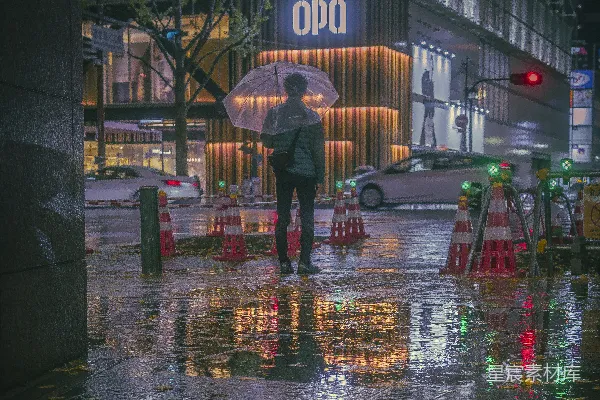 高清摄影 一个站在雨中打着伞的人