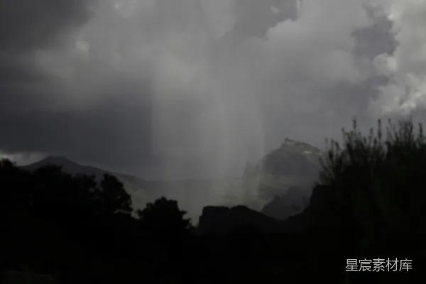 高清摄影 天空中一道穿过的风暴，背景是山峰。