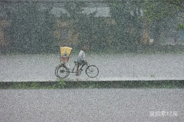 高清摄影 雨中拉车人艰难前行。