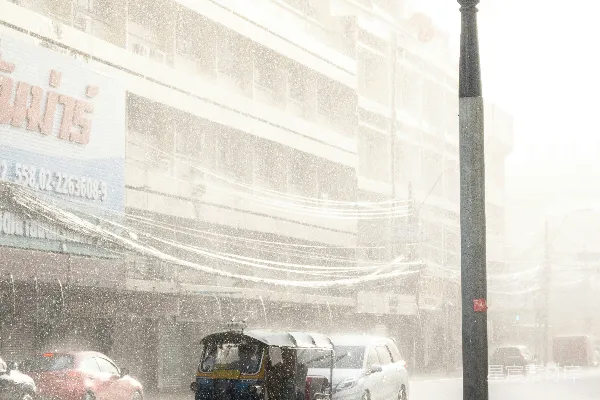 高清摄影 暴雨中穿梭在城市街道上的嘟嘟车。