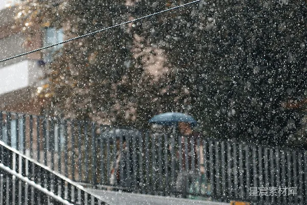高清摄影 一个打着伞的人在雪中走在街上