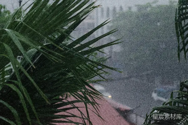 高清摄影 透过雨帘看窗外的一栋建筑
