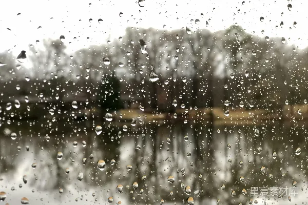 高清摄影 透过蒙上雨水的窗户看去的一片湖景
