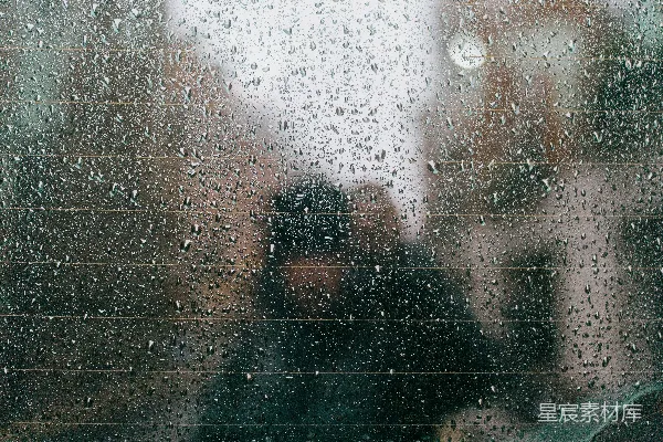 高清摄影 车窗上的雨滴以及外面模糊的人影。