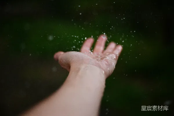 高清摄影 伸出手的人的手向上方抬起