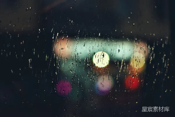 高清摄影 透过蒙上雨水的窗户看去，模糊不清的一盏街灯的图像。