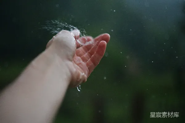 高清摄影 手持水杯的人伸出手来
