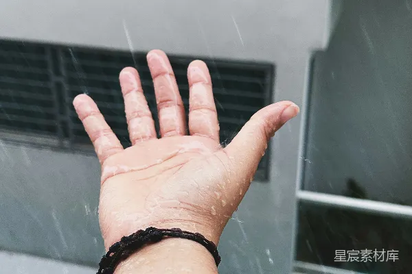 高清摄影 窗边伸出的手在雨中