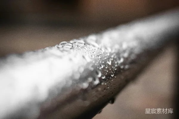 高清摄影 金属轨道上的近景，上面附着水滴。