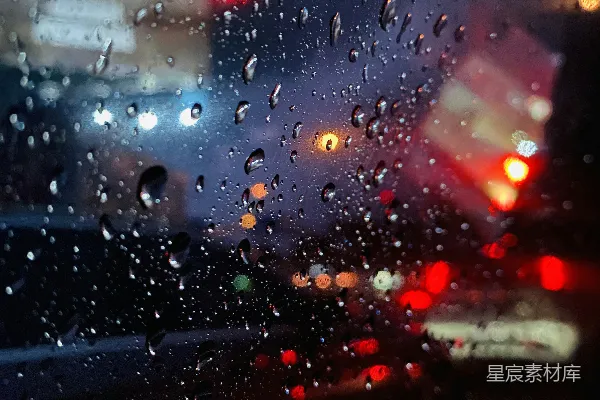 高清摄影 雨湿的窗户，背景是车辆和交通。