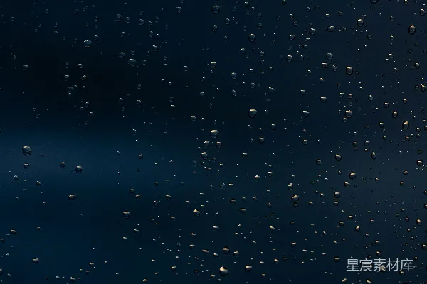 高清摄影 雨滴落在一片暗天背景上的窗户上