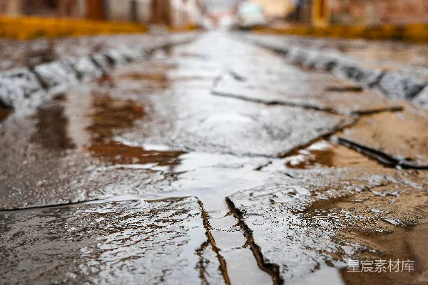 高清摄影 湿漉漉的路上有一个交通标志