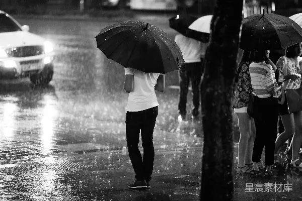 高清摄影 雨季人们站在路边的照片的灰度处理
