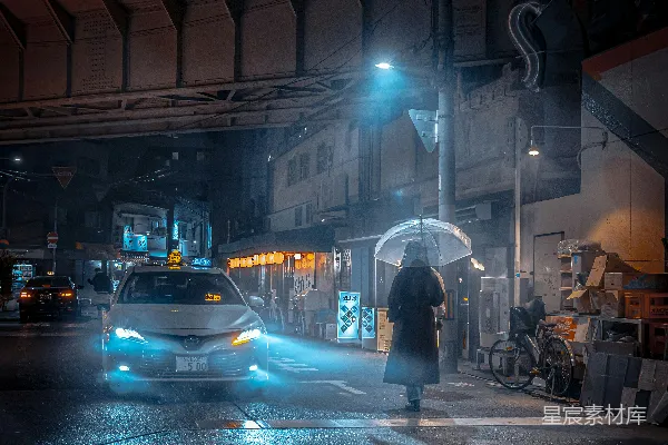 高清摄影 一个男人走在街上拿着雨伞