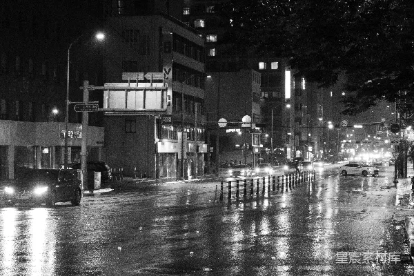 高清摄影 夜幕下的湿城市街道映照着灯光。
