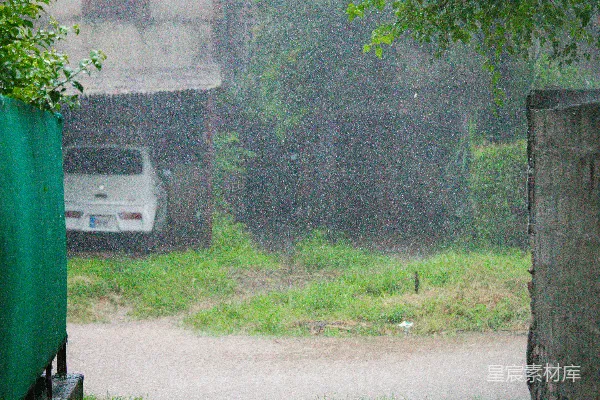 高清摄影 大雨倾盆，街道上有一辆汽车。