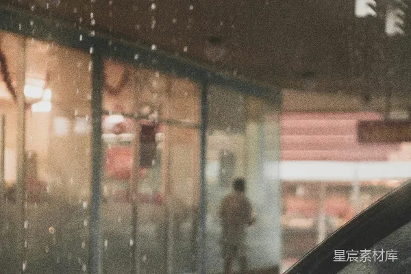 高清摄影 一辆车停在一座建筑前的一个下雨天