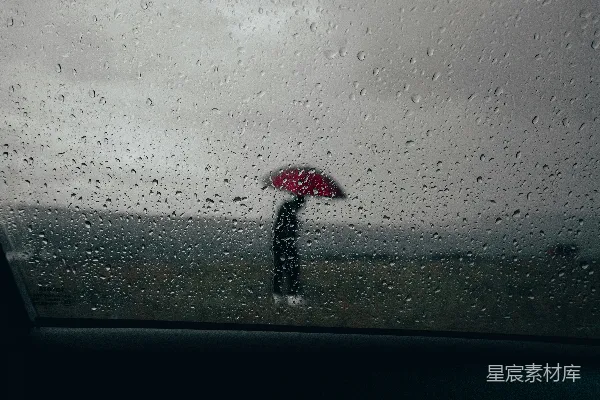 高清摄影 在雨中撑伞的人