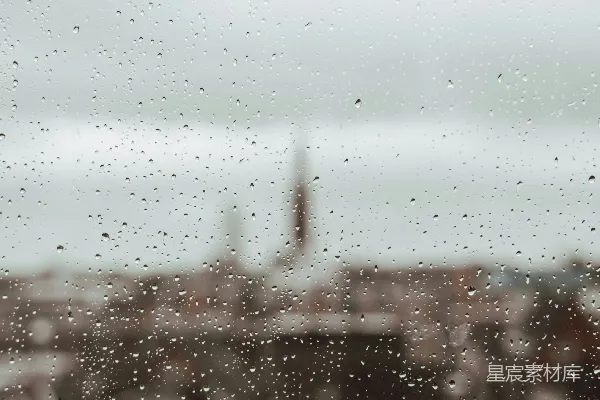 高清摄影 透过蒙上雨水的窗户看城市的一景