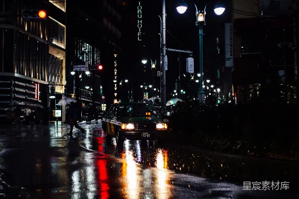 高清摄影 夜晚的城市街道上有车辆和行人穿过马路