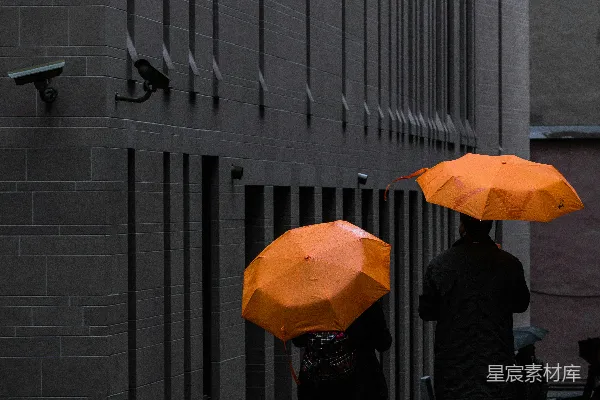 高清摄影 黑色夹克的人拿着伞在白天走在人行道上