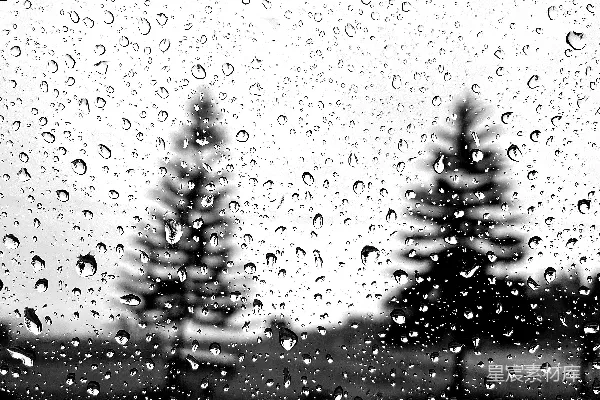 高清摄影 一幅黑白照片，窗外覆盖着雨水。