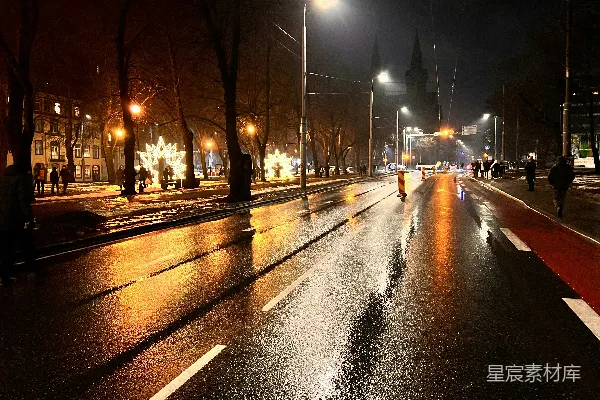 高清摄影 夜晚湿漉漉的路上行人行走