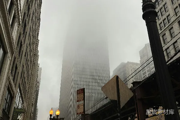 高清摄影 一条街道上的消防栓正在燃烧