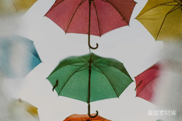 高清摄影 天花板上挂着一组五颜六色的雨伞
