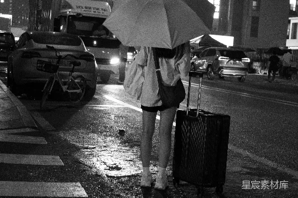 高清摄影 手持雨伞的女人站在路边