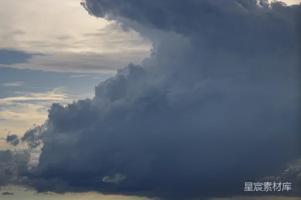 高清摄影 海洋上戏剧性的云 Formation of dramatic clouds over the sea。