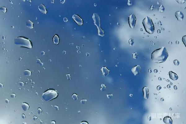 高清摄影 背景是蓝天的窗户上有雨滴落下。