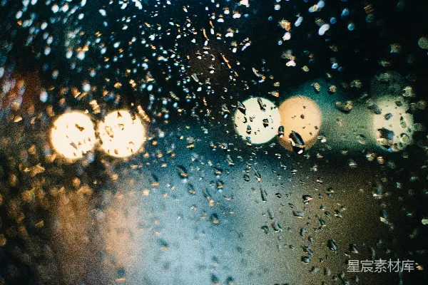 高清摄影 夜晚汽车风挡玻璃上的雨滴