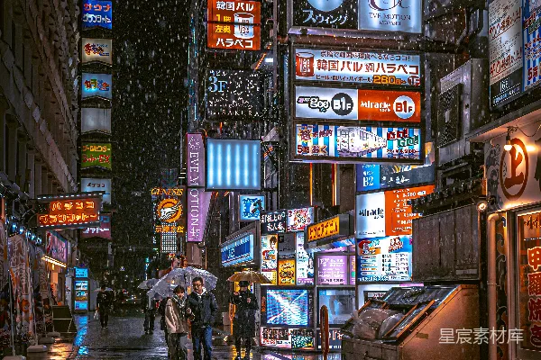 高清摄影 夜晚城市街道上人们撑着雨伞