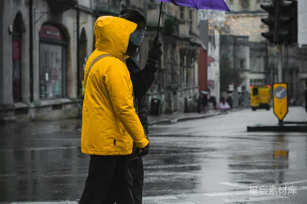 高清摄影 两个人在雨中撑伞步行