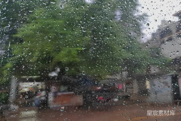 高清摄影 透过蒙雨窗户看的一条街的景象