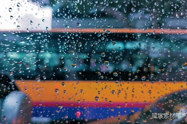 高清摄影 透过雨淋的车窗看去的一辆公交车