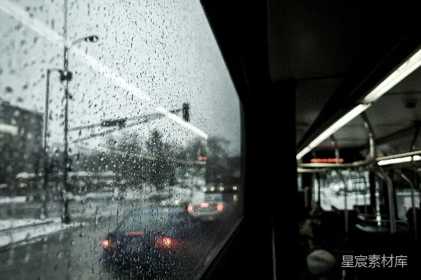 高清摄影 透过雨帘看城市街道的一景