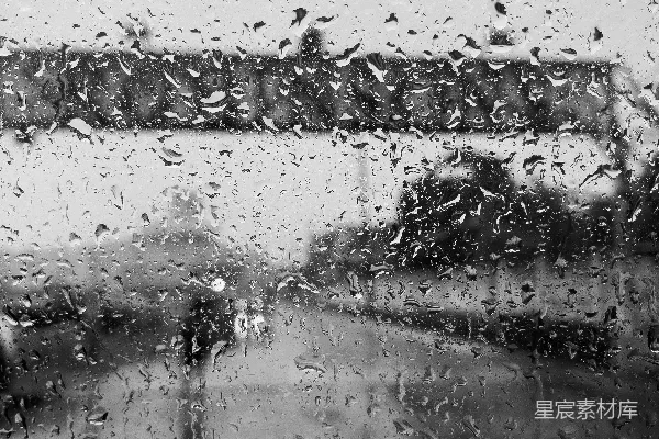 高清摄影 一幅黑白照片，窗外布满雨水。