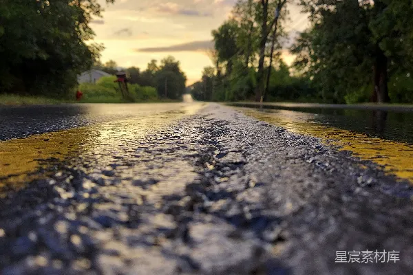 高清摄影 湿滑的道路一侧有黄色标线